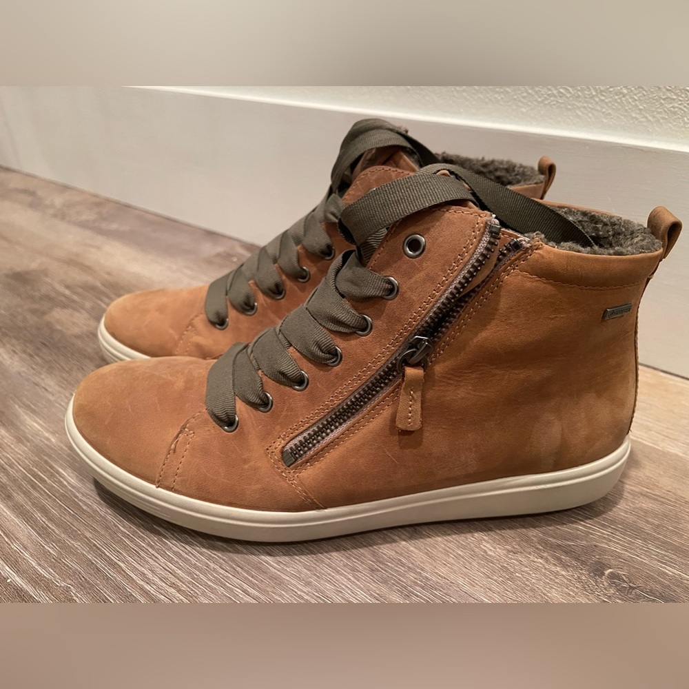 ECCO Women's Soft 7 TRED Gore-TEX High Sneaker